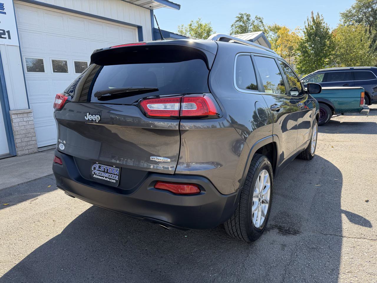 Used 2014 Jeep Cherokee Latitude w/ Cold Weather Group AWD/4WD image 3