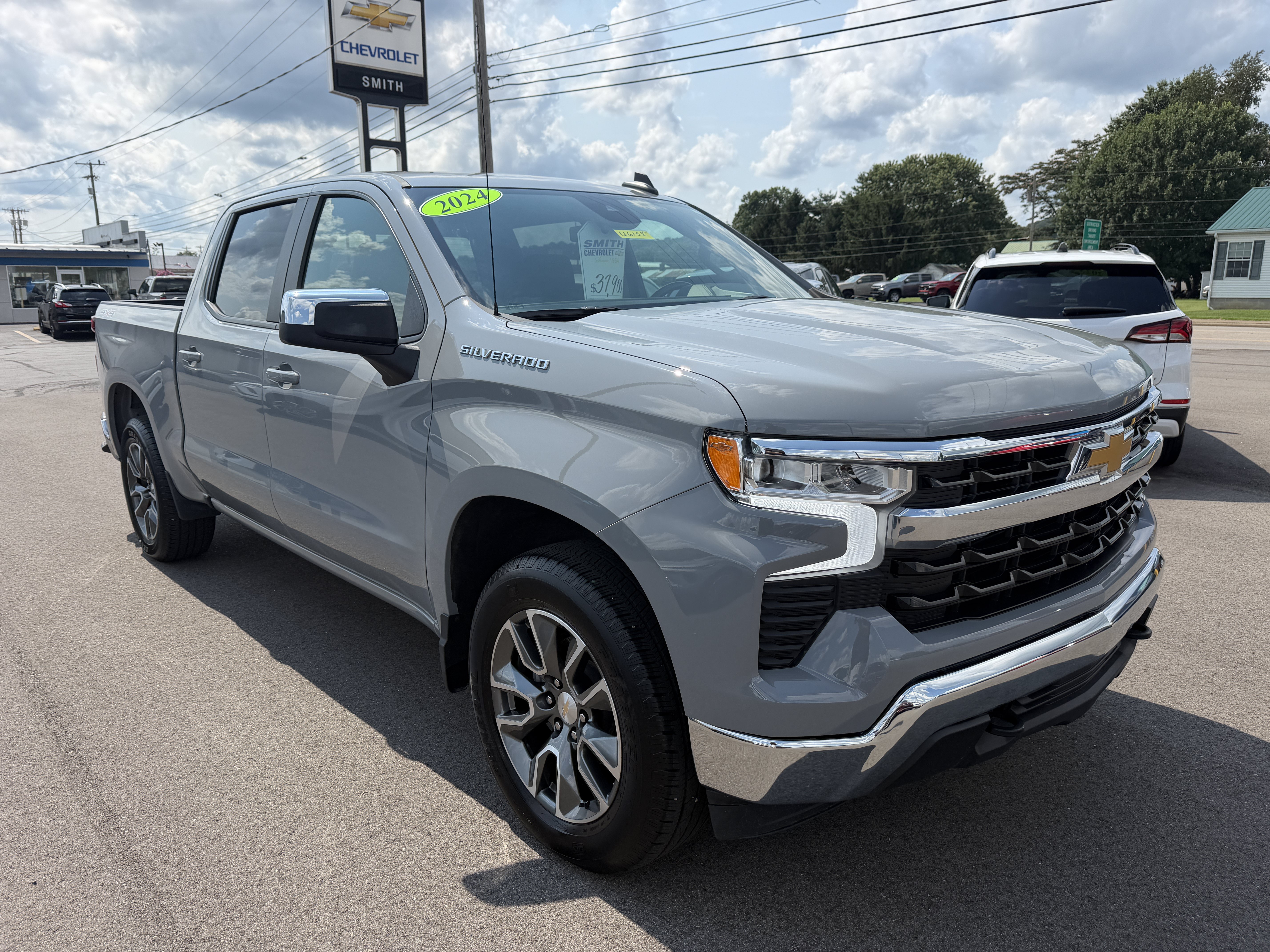 Used 2024 Chevrolet Silverado 1500 LT AWD/4WD image 2