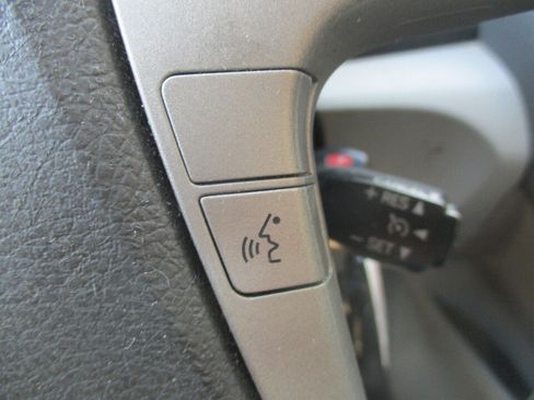 Used 2010 Toyota Camry LE FWD image 32