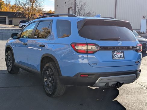 Used 2025 Honda Pilot TrailSport image 8