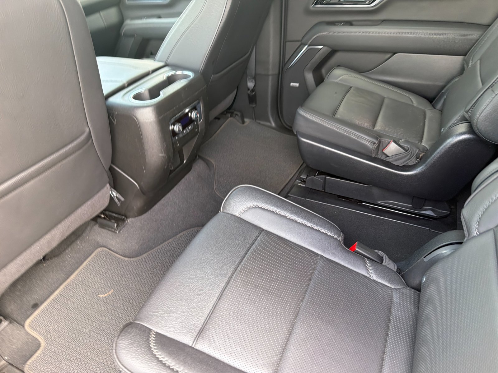 Used 2025 GMC Yukon XL Denali AWD/4WD image 13