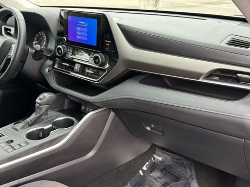Certified 2025 Toyota Highlander LE FWD image 41