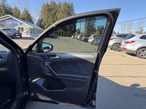 Used 2022 Volkswagen Tiguan SE R-Line image 24