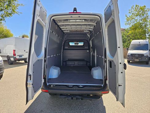 Used 2024 Mercedes-Benz Sprinter 3500 image 17