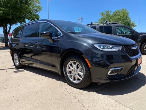 Used 2024 Chrysler Pacifica Touring-L FWD image 7