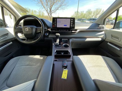 Used 2022 Toyota Sienna LE AWD/4WD image 13