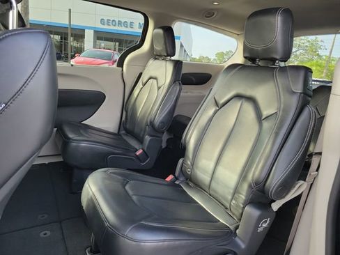 Used 2023 Chrysler Pacifica Touring-L FWD image 11