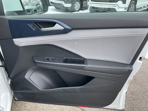 Used 2024 Volkswagen Taos SE image 29