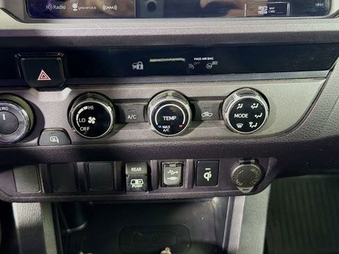 Used 2018 Toyota Tacoma TRD Sport image 18