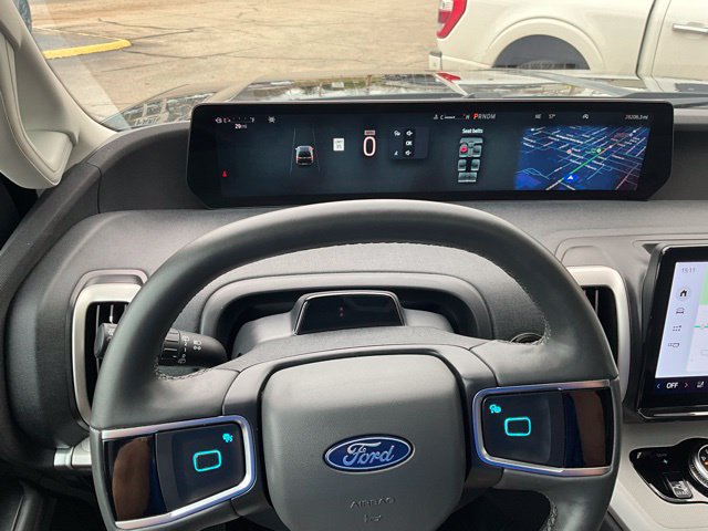Used 2025 Ford Expedition Active AWD/4WD image 7