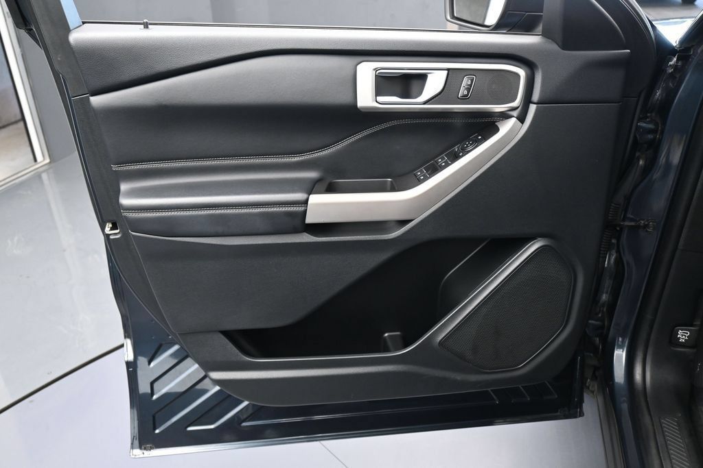 Used 2023 Ford Explorer XLT RWD image 13