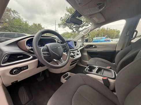 Used 2017 Chrysler Pacifica Touring Plus w/ Tire & Wheel Group image 10