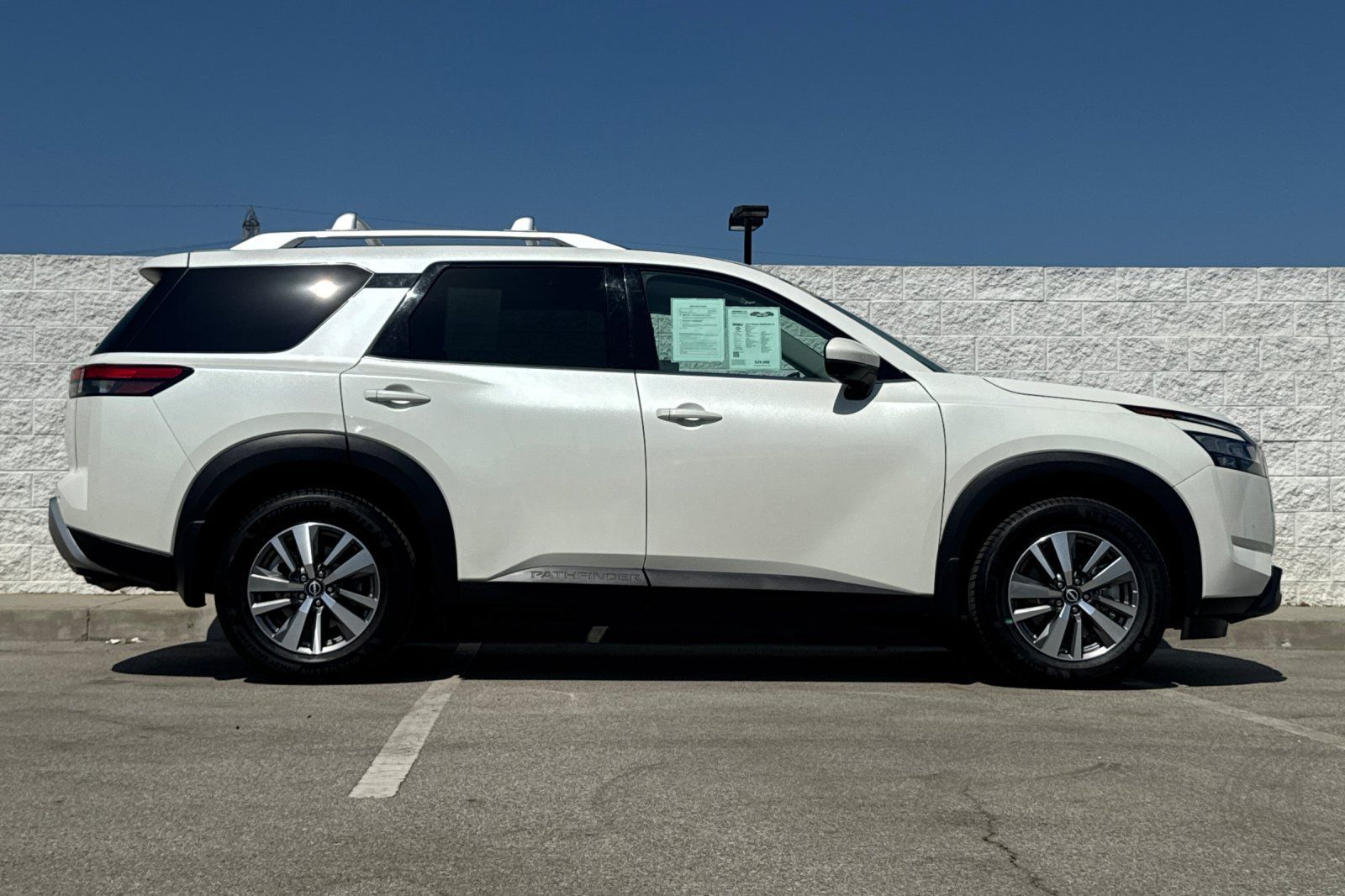 Used 2022 Nissan Pathfinder SL FWD image 3