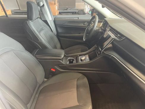Used 2024 Jeep Grand Cherokee Laredo X RWD image 11