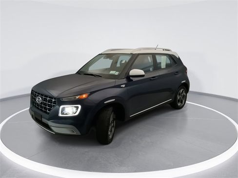 Used 2025 Hyundai Venue Limited image 8