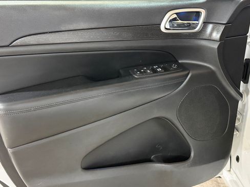 Used 2017 Jeep Grand Cherokee Altitude RWD image 11