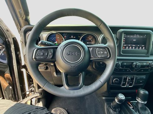 Used 2023 Jeep Wrangler Unlimited AWD/4WD image 12