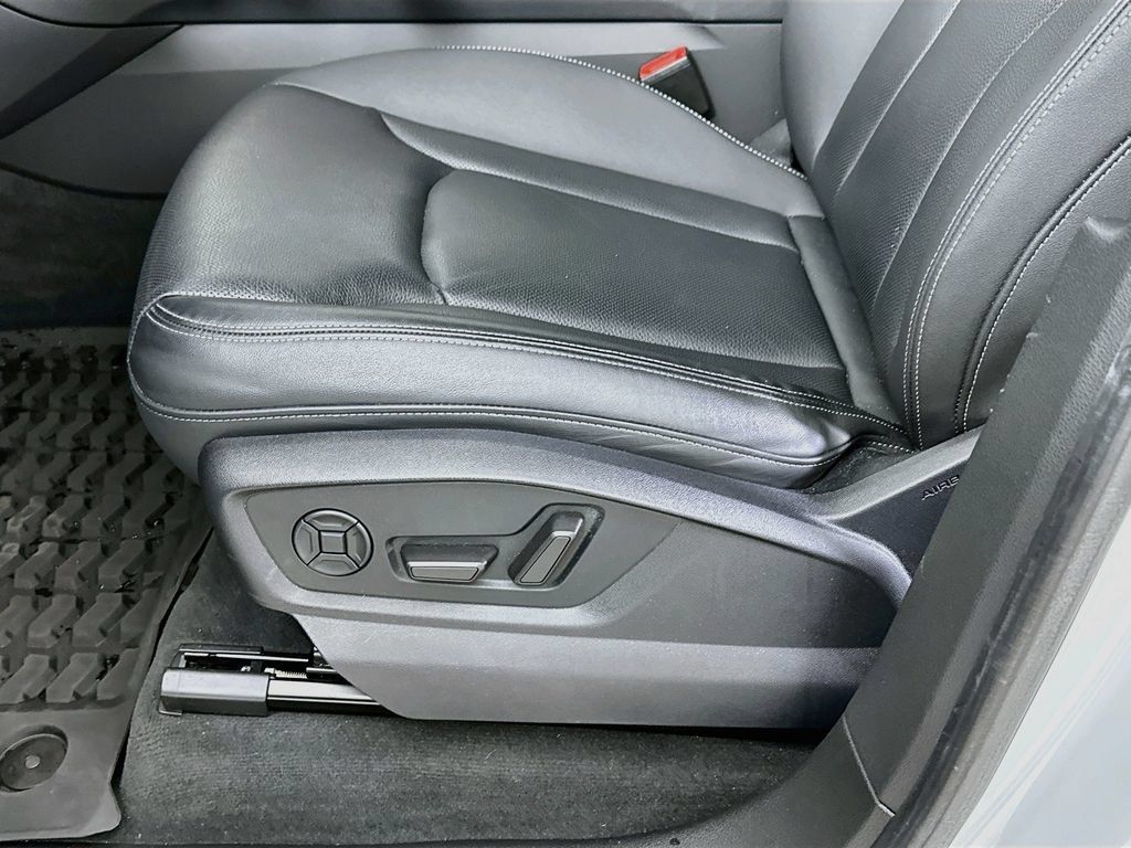 Used 2021 Audi Q8 Prestige w/ Prestige Package AWD/4WD image 9