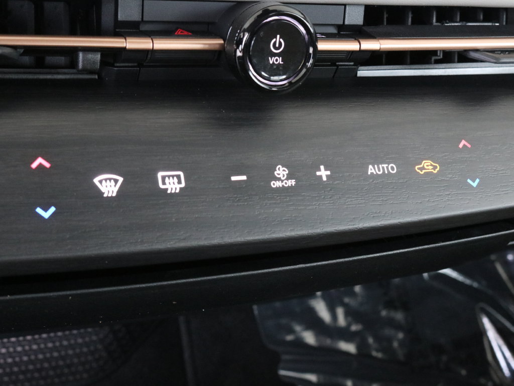 Used 2024 Nissan Ariya AWD image 18