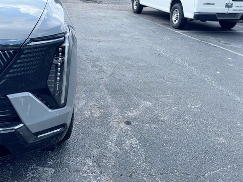 Used 2026 Cadillac Escalade IQL Sport 1 w/ LPO, ONYX Package AWD/4WD image 10
