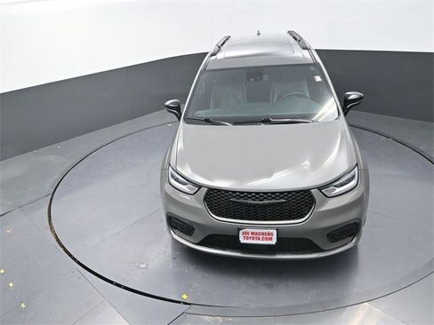 Used 2023 Chrysler Pacifica Limited w/ Uconnect Theater Family Group image 18