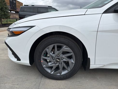 New 2026 Hyundai Elantra Hybrid FWD image 12