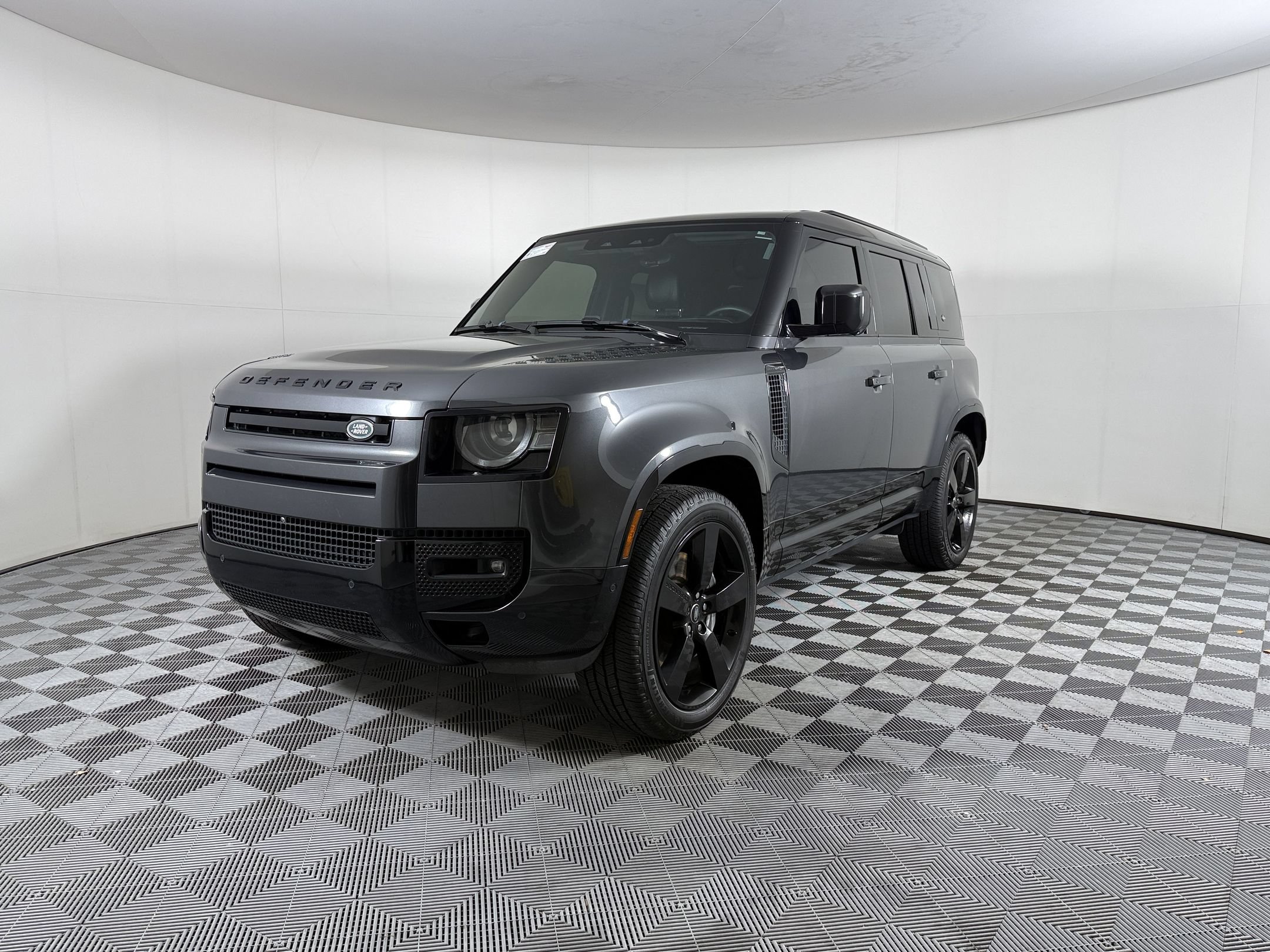 Used 2024 Land Rover Defender 110 X-Dynamic SE AWD/4WD image 1