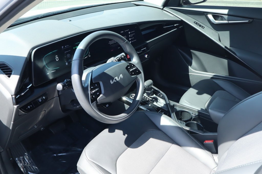 Used 2023 Kia Niro EX FWD image 17