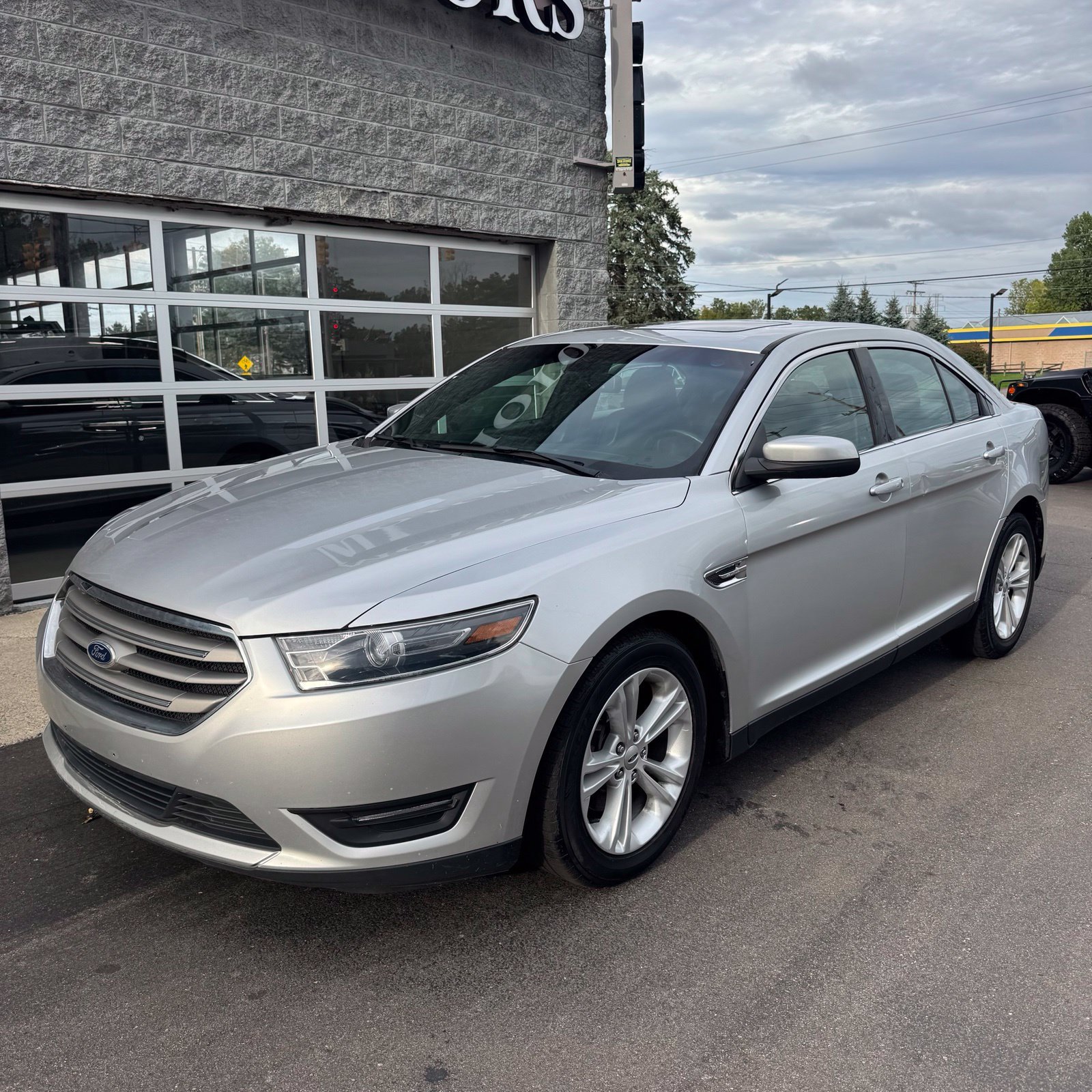 Used 2015 Ford Taurus SEL FWD image 1