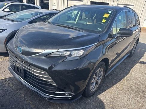 Certified 2024 Toyota Sienna XLE image 3