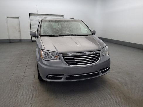 Used 2016 Chrysler Town & Country Touring image 14