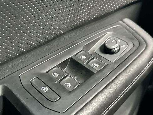 Certified 2024 Volkswagen Atlas Cross Sport SE FWD image 17
