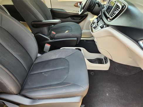 Used 2019 Chrysler Pacifica Touring image 16