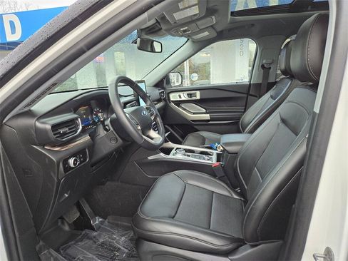Used 2023 Ford Explorer Limited w/ Limited Technology Package image 12