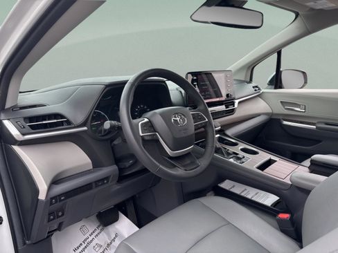 Used 2024 Toyota Sienna XLE image 22