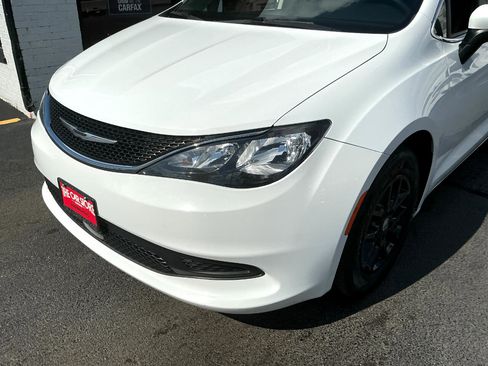 Used 2021 Chrysler Voyager Lxi image 24