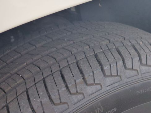 Certified 2025 Nissan Frontier SV RWD image 12
