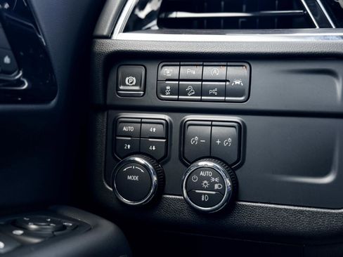 Certified 2025 Chevrolet Suburban Z71 image 12