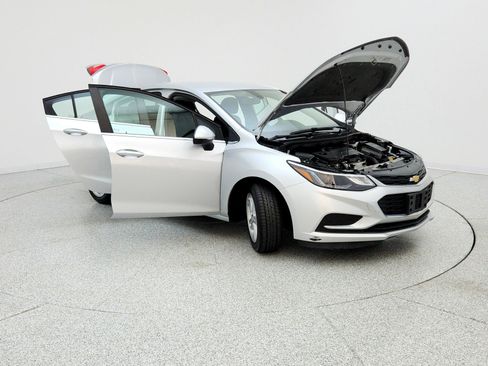 Used 2018 Chevrolet Cruze LT w/ Convenience Package image 10