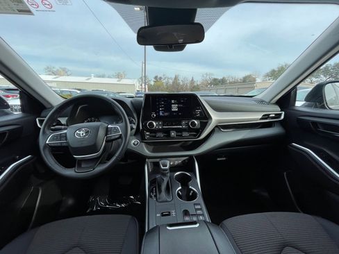 Used 2025 Toyota Highlander LE image 36