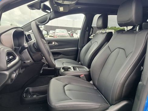 New 2027 Chrysler Pacifica Select FWD image 10