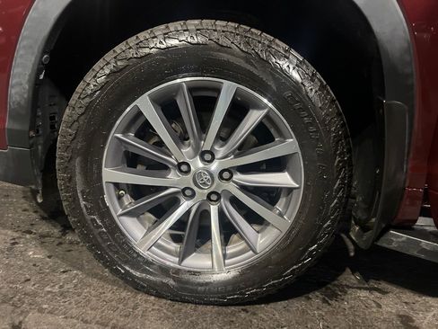 Used 2017 Toyota Highlander SE image 37