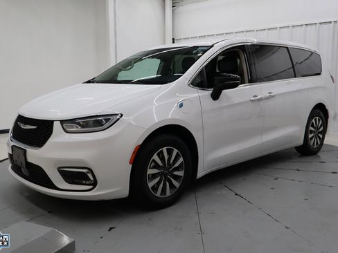 Used 2024 Chrysler Pacifica Select image 10