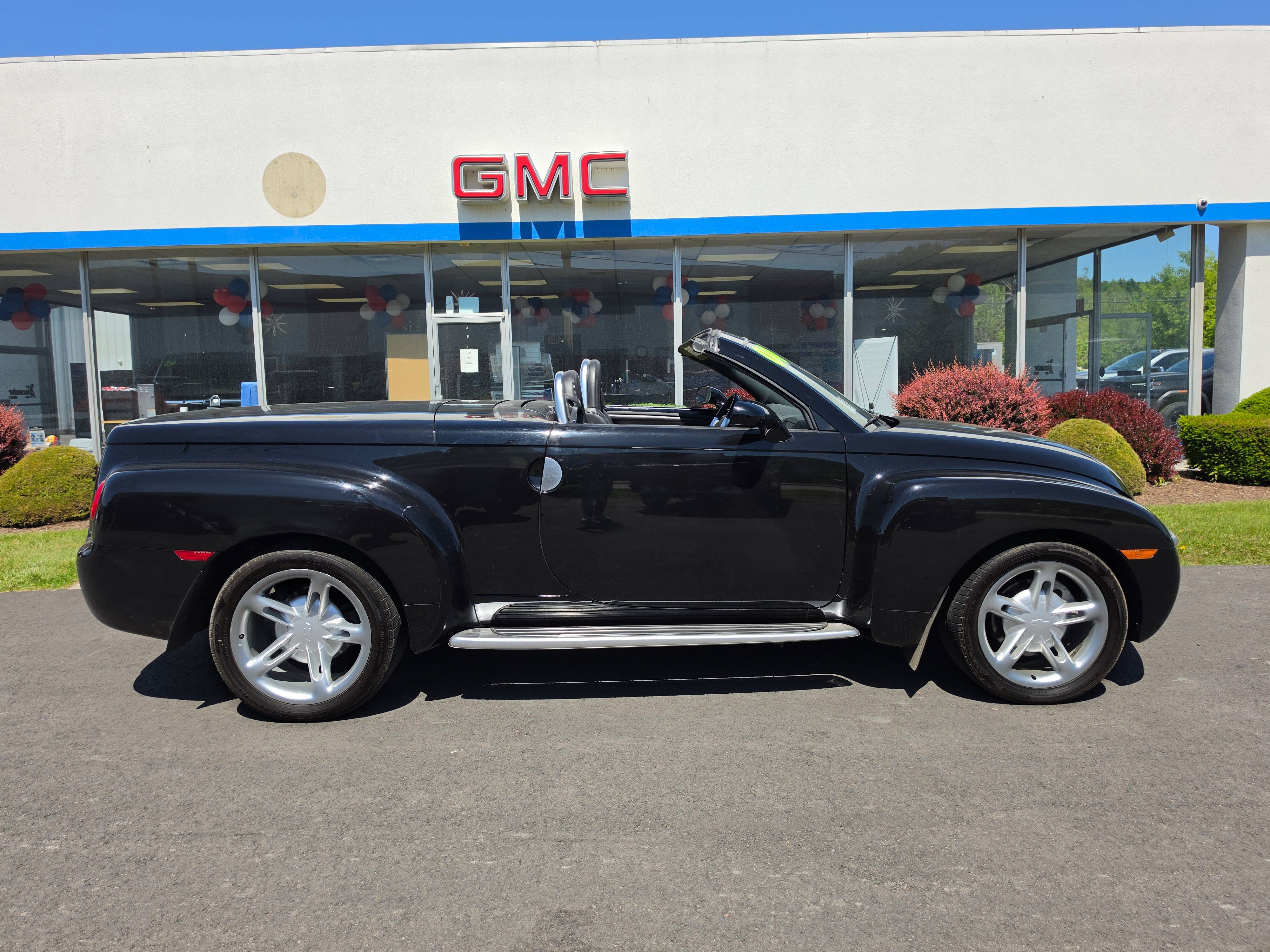 Used 2004 Chevrolet SSR w/ Preferred Equipment Group RWD image 2