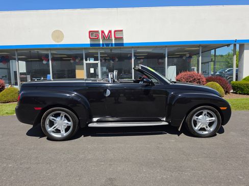 Used 2004 Chevrolet SSR w/ Preferred Equipment Group RWD image 2