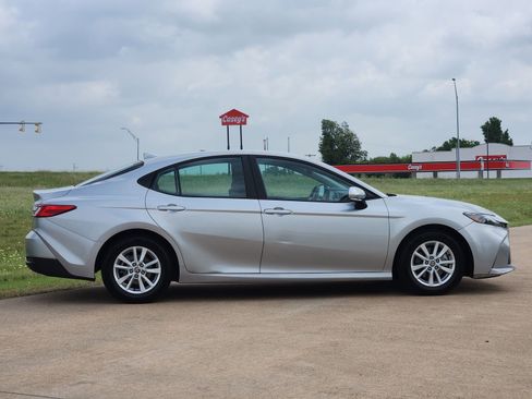 Used 2025 Toyota Camry LE FWD image 7