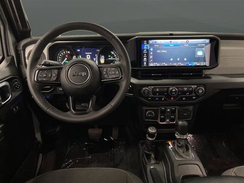 Used 2024 Jeep Wrangler Unlimited image 5