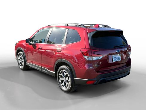 Used 2023 Subaru Forester Premium image 3