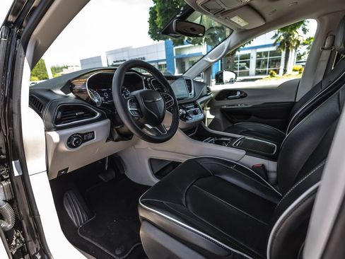 Used 2024 Chrysler Pacifica Limited FWD image 18