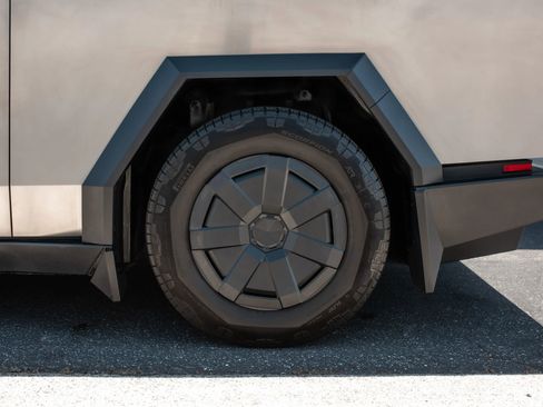 Used 2025 Tesla Cybertruck AWD Crew Cab image 38